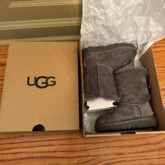 Bailey bow UGGS. Brand new - Picture 2 of 4